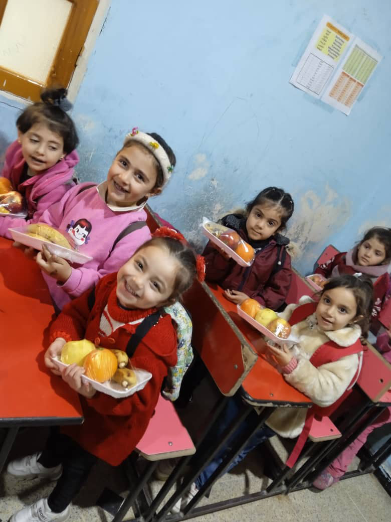 Decken, Kleidung und Mittagessen für die Schulkinder – Erste Erfolge durch die Erdbebenhilfe